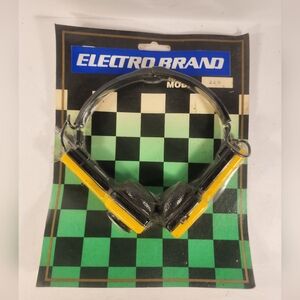 Vintage Electro Brand Model 220 AM/FM Headphone Stereo Radio w Antenna Folds